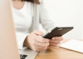机の上のノートパソコンを見ている女性

            中程度の精度で自動的に生成された説明